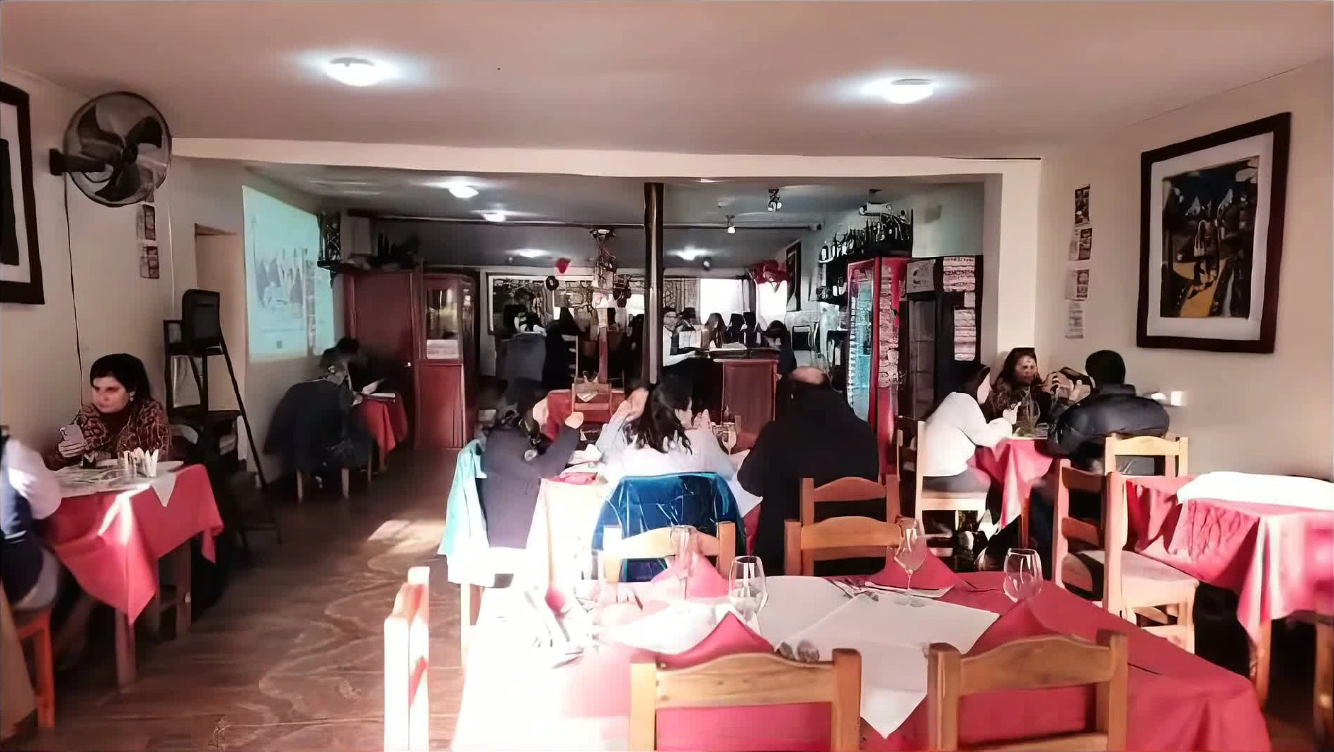 Salón interior de Manos Peruanas Almagro con mesas y comensales