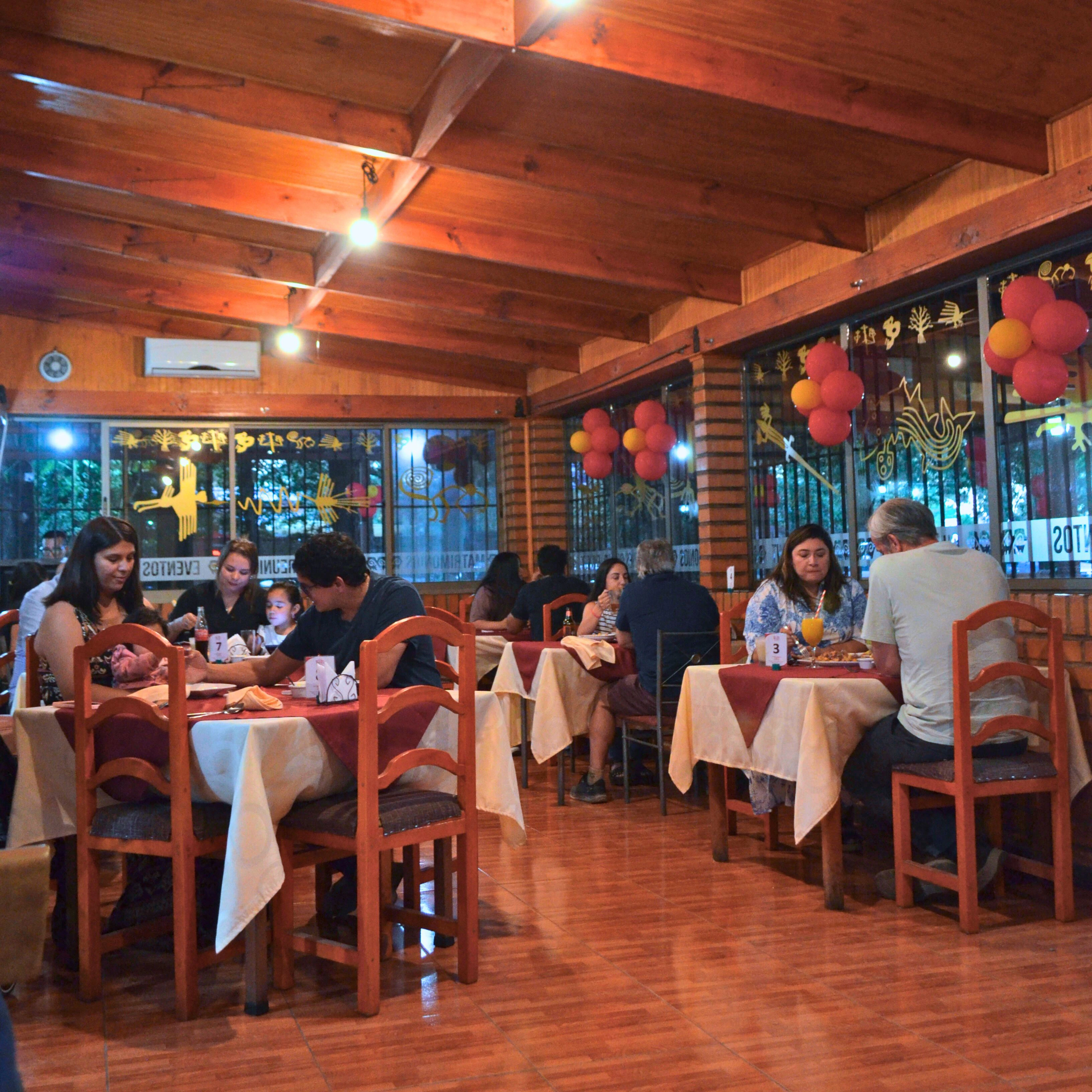 Salón del restaurante Manos Peruanas Cerro Colorado