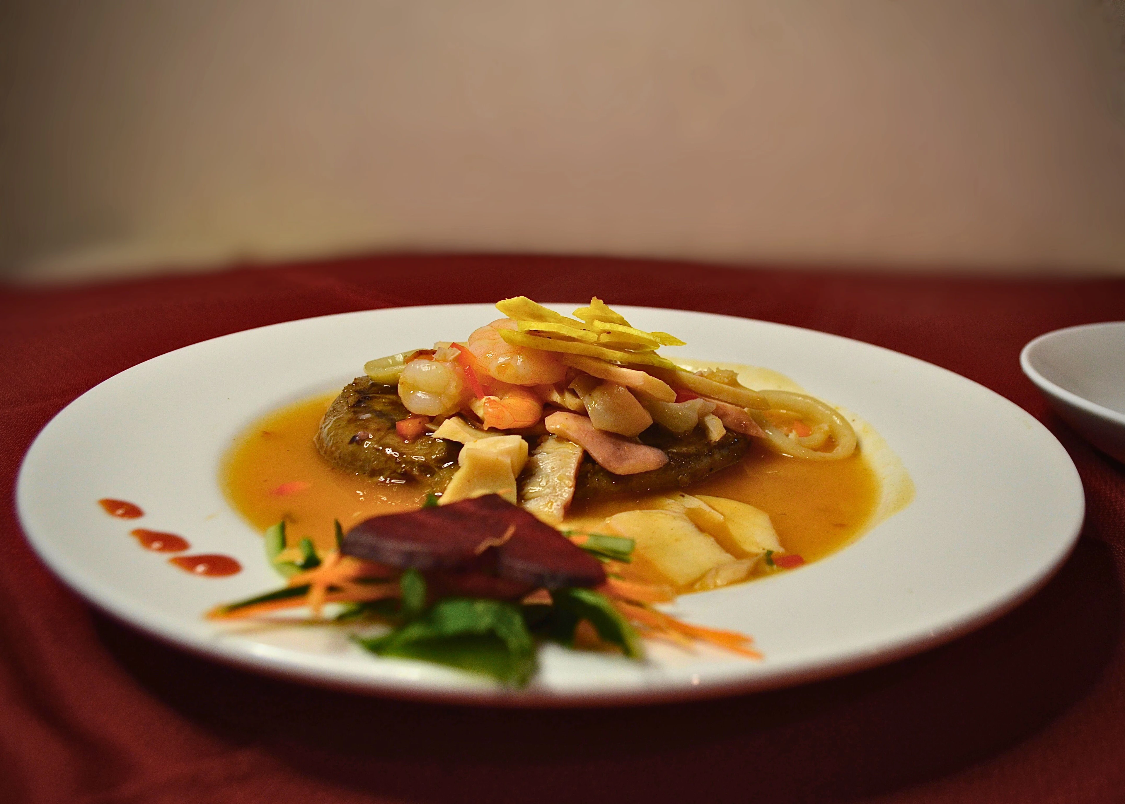 Plato de Manos Peruanas servido con salsa y mariscos